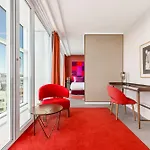 Mate Aitana, Hotel Amsterdam