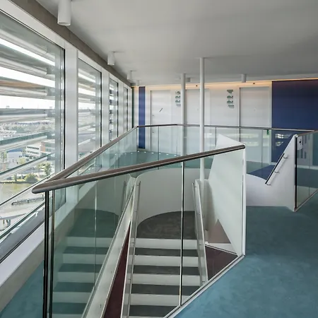 Mate Aitana, Hotell Amsterdam