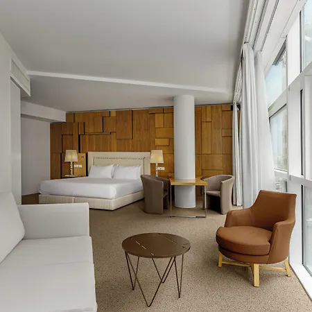 Mate Aitana, Hotell Amsterdam