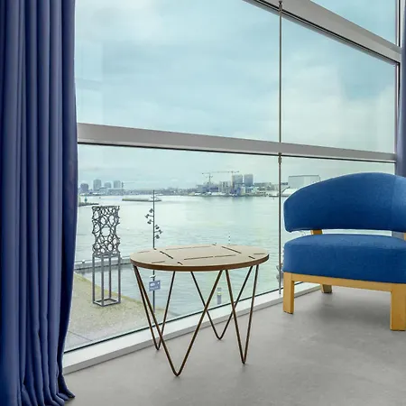 Mate Aitana, Hotell Amsterdam